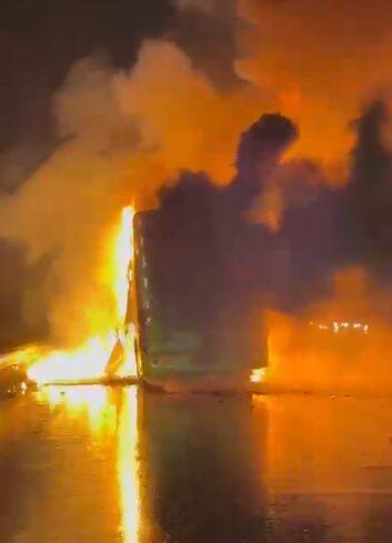 आगीत बस पूर्णपणे जळून खाक झाली. आग लागली त्या क्षणी बसमध्ये 42 जण होते.