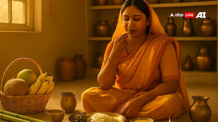 व्रत के पहले दिन नहाए में छठ करने वाली महिलाओं को स्नान आदि के बाद साफ कपड़े पहनकर सात्विक भोजन (बिना लहसुन, प्याज) के ग्रहण करना चाहिए.