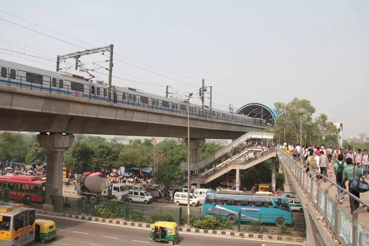 दिल्ली मेट्रो की ओर से इन पदों के लिए आवेदन ऑफलाइन माध्यम से स्वीकार किए जाएंगे. इच्छुक और योग्य उम्मीदवारों को सलाह दी जाती है कि वे 31 अक्टूबर 2025 तक अपना आवेदन पत्र निर्धारित प्रारूप में जमा कर दें.