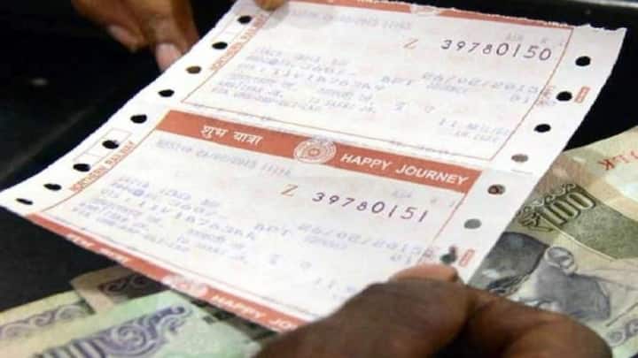 Indian Railway Rules: మీ దగ్గర జనరల్ టికెట్ ఉంటే కొన్ని ప్రత్యేక రైళ్లలో ఎక్కడానికి వీలు ఉండదు. ప్రత్యేకించి వందే భారత్, రాజధాని ఎక్స్ప్రెస్ వంటి లగ్జరీ రైళ్లు ఇందులో ఉన్నాయి. ఈ రైళ్లను దేశంలోని అత్యంత ఆధునిక, వేగవంతమైన రైళ్లలో ఒకటిగా పరిగణిస్తారు. వీటిలో సాధారణ జనరల్ కోచ్‌లు ఉండవు.