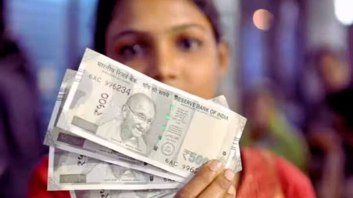 Indian Railway Rules: ఒకవేళ ఏ ప్రయాణికుడైనా నియమాలు ఉల్లంఘిస్తే, రైల్వే చట్టం ప్రకారం జరిమానా విధించవచ్చు. సాధారణంగా జరిమానా 500 రూపాయల నుంచి 1000 రూపాయల వరకు ఉండవచ్చు. అంతేకాకుండా, రైల్వే సిబ్బంది అతన్ని రైలు నుంచి దించవచ్చు. ప్రయాణాన్ని కొనసాగించడానికి కొత్త టికెట్ కొనుగోలు చేయవలసి రావచ్చు.