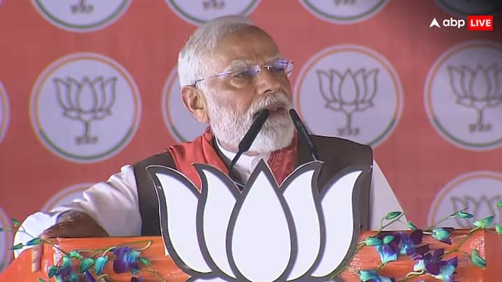 उन्होंने कहा कि बिहार आर्यभट्ट जैसी प्रतिभा की भूमि है और यहां के लोग राजद-कांग्रेस गठबंधन पर भरोसा नहीं कर सकते, जिसने कानून के शासन को नष्ट किया था. उन्होंने विपक्ष पर आरोप लगाते हुए कहा, ‘राजद के शासनकाल में फिरौती, अपहरण, हत्या और रंगदारी उद्योग की तरह फल-फूल रहे थे और जंगल राज से सबसे अधिक पीड़ित हमारी माताएं-बहनें और कमजोर वर्ग के लोग थे. जंगलराज लौटाने की बात करने वाले ये ‘लट्ठबंधन’ के नेता अब ‘दोनाली’ और देसी कट्टे की बातें कर रहे हैं.’