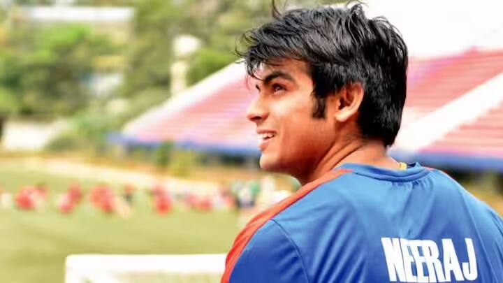 લેફ્ટનન્ટ કર્નલ તરીકે બઢતી મળતાં નીરજનો પગાર પણ વધ્યો છે. ભારતીય સંરક્ષણ એકેડેમી અનુસાર, આ રેન્ક પરનો પગાર ₹1,21,200 થી ₹2,12,400 પ્રતિ માસ સુધીનો છે.