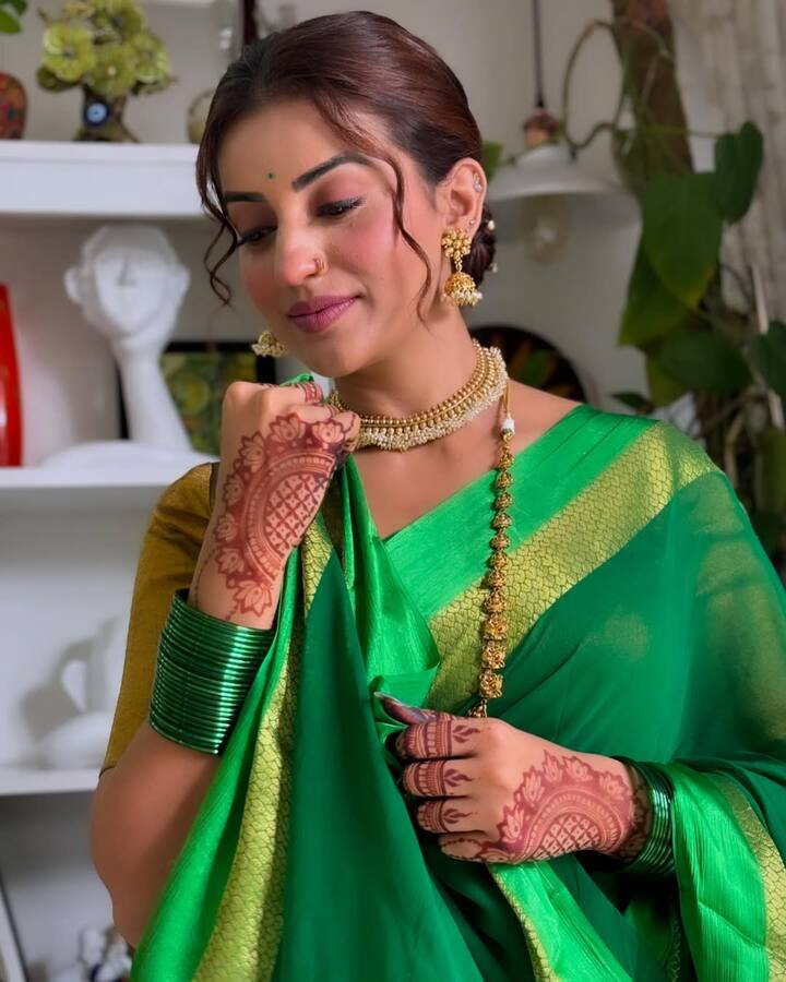 इस छठ पूजा के लिए एक्ट्रेस का ये लुक भी रिक्रिएट किया जा सकता है. उन्होंने ग्रीन साड़ी पहनी है साथ ही सिंपल ज्वैलरी कैरी करके लुक को मॉडर्न बनाया है.