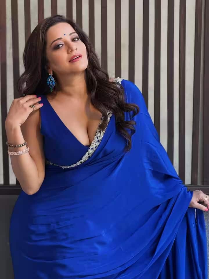 इन तस्वीरों को शेयर करते हुए मोनालिसा ने कुछ लिखा नहीं, बस कैप्शन में कई सारे नीले दिल वाले इमोजी बना दिए। मोनालिसा का यह देसी अवतार उनके फैन्स को इतना पसंद आ रहा है कि महज एक घंटे में ही इन तस्वीरों को हजारों लाइक्स मिल चुके हैं।