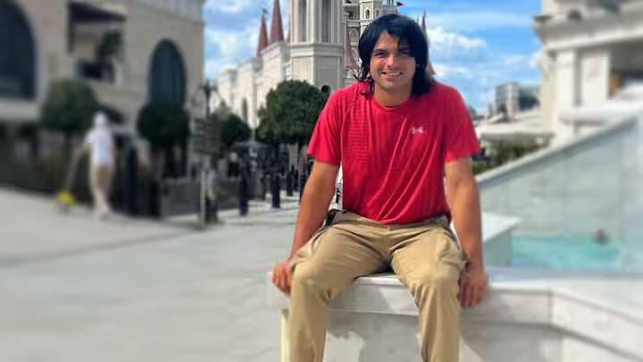 નીરજ ચોપડા 26 ઓગસ્ટ, 2016 ના રોજ ભારતીય સેનામાં જુનિયર કમિશન્ડ ઓફિસર તરીકે નાયબ સુબેદારના પદ પર જોડાયા. લગભગ બે વર્ષ પછી, તેમને એથ્લેટિક્સમાં ઉત્કૃષ્ટ પ્રદર્શન માટે અર્જુન એવોર્ડથી નવાજવામાં આવ્યા.