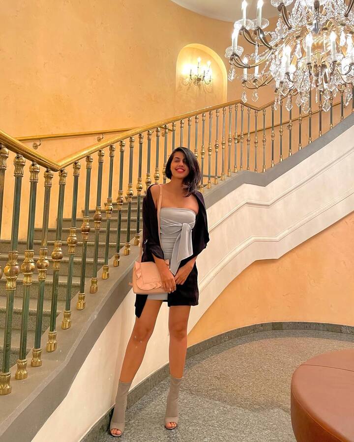 If we talk about her beauty and fashion, then Shagun's styling sense is such that it can give competition to even Taapsee.