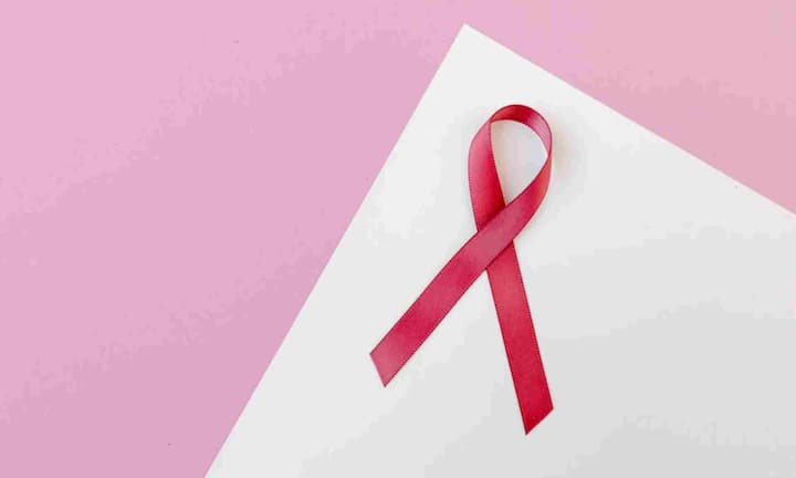 ब्रेस्ट कैंसर की जांच करने के लिए आप अपनी उंगलियों के सिरे से ब्रेस्ट को हल्के दबाव में सर्कुलर मोशन में महसूस करें. अगर आपको ब्रेस्ट में गांठ, सूजन या दर्द महसूस हो तो तुरंत डॉक्टर से संपर्क करें.
