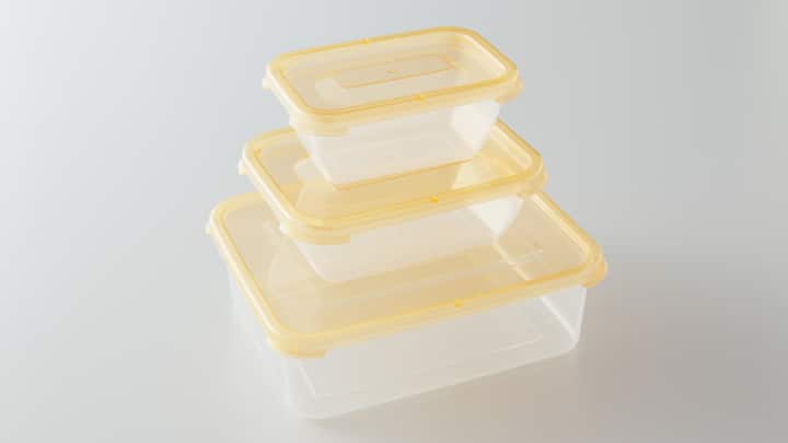 Swap plastic containers for toxin-free options: Everyday foodware used for children deserves the same care as the food it holds. Choosing non-toxic materials such as silicone, stainless steel, or glass ensures safety without compromising on durability or convenience. BPA-free, PVC-free, and phthalate-free containers, cookware, and tableware keep meals uncontaminated and long-lasting. These simple swaps make mealtimes safer, cleaner, and more sustainable for families. (Image Source: Canva)
