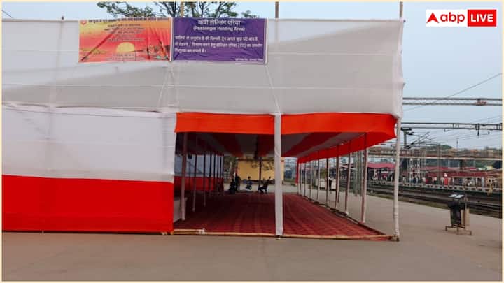 इसके अलावा पैसेंजर्स का मार्गदर्शन करने, व्यवस्था बनाए रखने और सभी को सुरक्षित उनके घर तक पहुंचाने में रेलवे कर्मचारी चौबीसों घंटे जुटे हैं. छठ महापर्व को देखते हुए सिर्फ अगले तीन दिन में ही रेलवे की ओर से 900 स्पेशल ट्रेनें यात्रियों की भीड़ को उनके घर तक पहुंचाने के लिए चलाई जा रही हैं.