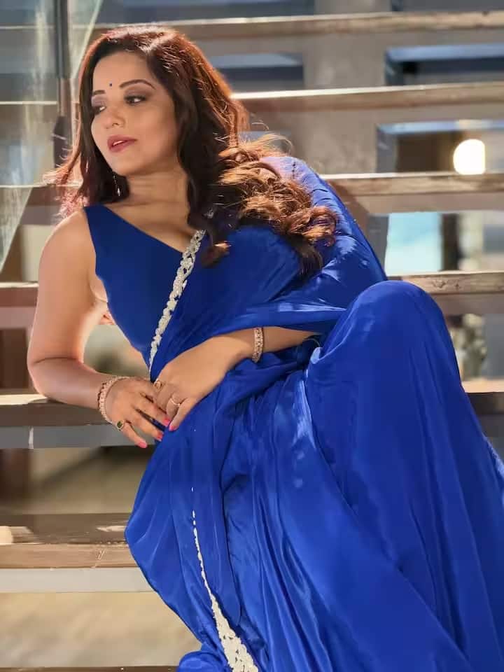 मोनालिसा की साड़ी रेशम से बनी है और इसमें नाज़ुक लेस वाला बॉर्डर है। अभिनेत्री ने इसे मैचिंग डीप-नेक ब्लाउज़ के साथ पहना है।