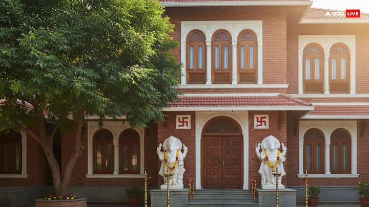 यदि आपका घर या प्लॉट दक्षिणमुखी है, तो मुख्य द्वार को पूर्व, उत्तर या दक्षिण-पूर्व दिशा की ओर रखने चाहिए. ऐसा करने से सकारात्मक ऊर्जा का प्रवाह बना रहता है और नकारात्मक प्रभाव भी कम होते हैं. वहीं, घर का ढलान उत्तर दिशा की ओर होना शुभ माना गया है, क्योंकि उत्तर दिशा को समृद्धि और सुख की दिशा माना जाता है.