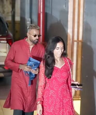 हार्दिक और माहिका को दिवाली के मौके पर भी एक साथ देखा गया था.  जहां दोनों ट्विनिंग करते नजर आए थे.