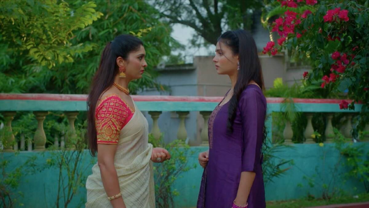 Chinni Serial Today October 24th: చిన్ని సీరియల్: మ్యాడీ-మధు ప్రేమలో కొత్త మలుపు! ఇంటికొచ్చి మధుని తిట్టిన నాగవల్లి!