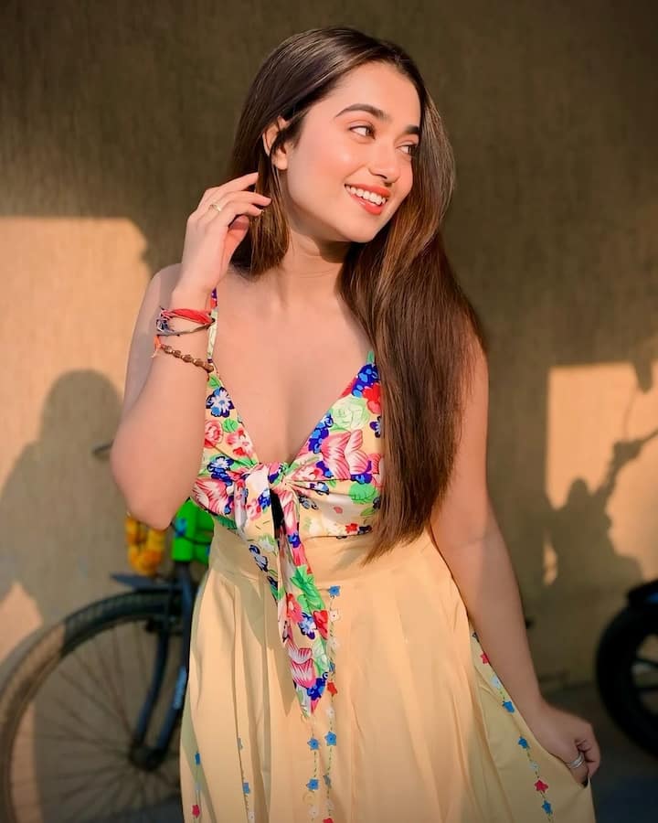 निहारिका सोशल मीडिया पर खासा एक्टिव रहती हैं और अपनी एक से बढ़कर एक ग्लैमरस तस्वीरें शेयर करती रहती हैं.