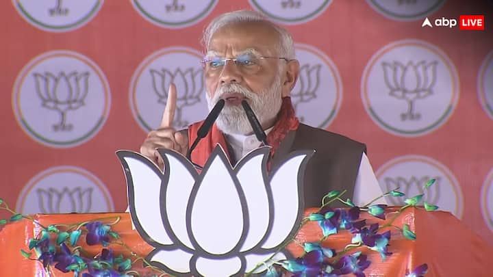 महागठबंधन पर निशाना साधते हुए मोदी ने कहा, ‘इनके नेता आपस में ही लड़ रहे हैं. हमें यह सुनिश्चित करना है कि हर भाजपा कार्यकर्ता मतदान केंद्र तक पहुंचे और हर वोट सही तरीके से डलवाए. आप सब याद रखें-पहले मतदान, फिर जलपान.’