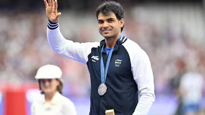 નીરજને વર્ષ 2021 માં રમતગમત ક્ષેત્રે ઉત્કૃષ્ટ પ્રદર્શન માટે ખેલ રત્ન પુરસ્કાર પણ મળ્યો હતો. આ ઉપરાંત, તેણે ટોક્યો ઓલિમ્પિક 2020 માં સુવર્ણ ચંદ્રક જીતીને દેશનું ગૌરવ વધાર્યું.