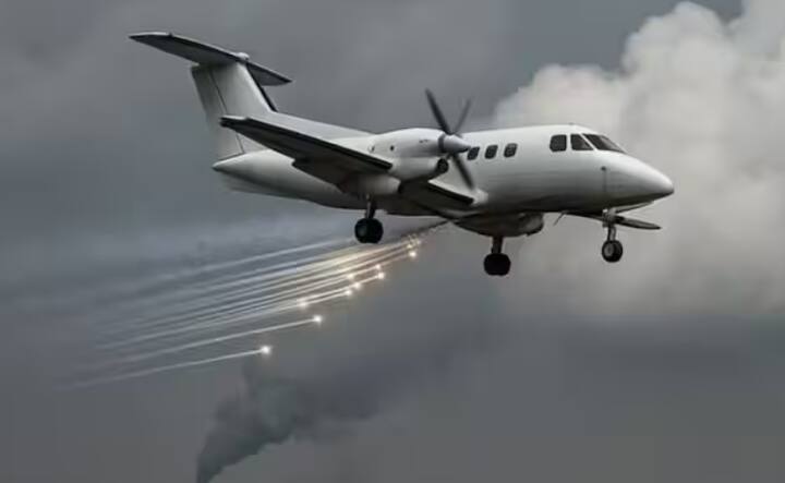 ਦਿੱਲੀ ਦੀ ਹਵਾ ਇੱਕ ਵਾਰ ਫਿਰ ਜ਼ਹਿਰੀਲੀ ਹੋ ਗਈ ਹੈ, ਅਤੇ ਅੱਖਾਂ ਵਿੱਚ ਸਾੜ ਪੈਣਾ ਅਤੇ ਸਾਹ ਘੁੱਟਣ ਕਰਕੇ ਸਰਕਾਰ ਨੇ ਅਸਮਾਨ ਤੋਂ ਉੱਮੀਦ ਲਾ ਲਈ ਹੈ। ਪਹਿਲੀ ਵਾਰ, ਰਾਜਧਾਨੀ ਵਿੱਚ ਇੱਕ ਪ੍ਰਯੋਗ ਕੀਤਾ ਜਾ ਰਿਹਾ ਹੈ, ਜਿਸ ਵਿੱਚ ਬੱਦਲਾਂ ਨੂੰ ਮੀਂਹ ਪਾਉਣ ਲਈ ਮਨਾਇਆ ਜਾਵੇਗਾ। ਪਰ ਕੀ ਤੁਸੀਂ ਜਾਣਦੇ ਹੋ ਕਿ ਇਸ ਨਕਲੀ ਮੀਂਹ ਲਈ ਕਿਹੜਾ ਜਹਾਜ਼ ਚੁਣਿਆ ਗਿਆ ਹੈ ਅਤੇ ਇੱਕ ਉਡਾਣ ਦੀ ਕੀਮਤ ਕਿੰਨੀ ਹੋਵੇਗੀ? ਜਵਾਬ ਤੁਹਾਨੂੰ ਹੈਰਾਨ ਕਰ ਦੇਵੇਗਾ। ਦਿੱਲੀ ਦਾ ਪ੍ਰਦੂਸ਼ਣ ਹਰ ਸਰਦੀਆਂ ਵਿੱਚ ਇੱਕ ਭਿਆਨਕ ਖ਼ਤਰੇ ਦੇ ਤੌਰ ‘ਤੇ ਵਾਪਸ ਆਉਂਦਾ ਹੈ। ਦੀਵਾਲੀ ਤੋਂ ਬਾਅਦ ਸਥਿਤੀ ਹੋਰ ਵੀ ਵਿਗੜ ਜਾਂਦੀ ਹੈ, ਜਦੋਂ ਹਵਾ ਵਿੱਚ ਧੂੰਆਂ, ਧੂੜ ਅਤੇ ਧੂੰਆਂ ਮਿਲ ਕੇ ਸ਼ਹਿਰ ਨੂੰ ਇੱਕ ਗੈਸ ਚੈਂਬਰ ਵਿੱਚ ਬਦਲ ਦਿੰਦੇ ਹਨ।