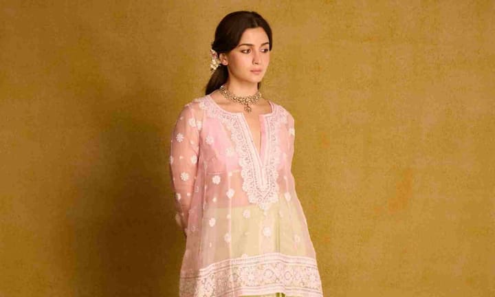 This time in the festive season, not only dark colors but also soft pastel colors made their place. Alia Bhatt gave a simple but royal look with pink chikankari kurti and pistachio shade lungi. Whereas Ananya Pandey's turquoise lehenga set was refreshing and giving perfect winter wedding outfit inspiration.