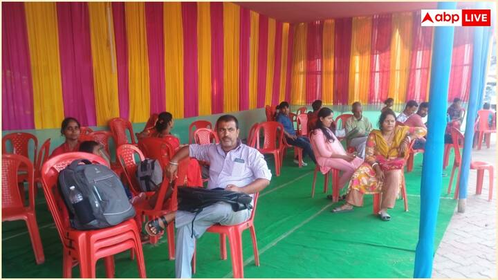 इसके अलावा यात्रियों की सुविधा के लिए ऑटोमेटिक टिकट वेंडिंग मशीन (ATVMs), पैसेंजर रिजर्वेशन सिस्टम (PRS) काउंटर और मोबाइल अनरिजर्व्ड टिकटिंग (m-UTS) सुविधाओं को भी बढ़ाया गया है. सुरक्षा और संचालन की सुचारू व्यवस्था के लिए रेलवे सुरक्षा बल (RPF) को पर्याप्त संख्या में तैनात किया गया है. यात्री सहायता बूथ, सूचना काउंटर, कतार प्रबंधन प्रणाली और पब्लिक अनाउंसमेंट सिस्टम को भी और सशक्त किया गया है. प्रमुख स्टेशनों पर सफाई, लाइटिंग और सैनिटेशन सुविधाओं की लगातार निगरानी की जा रही है.