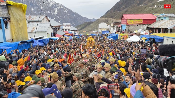 कपाट बंद होने के मौके पर पूरी केदारघाटी भक्तिमय वातावरण में गूंज उठी. “हर हर महादेव” और “जय बाबा केदार” के जयघोष से पूरा क्षेत्र भर गया. केदारनाथ मंदिर को फूलों से सजाया गया था. बद्रीनाथ के कपाट बंद होने तक चार धाम यात्रा को बड़े उत्साह और श्रद्धा के साथ जारी रखा जाएगा. इस साल करीब 45 लाख से अधिक श्रद्धालु चार धामों के दर्शन कर चुके हैं.