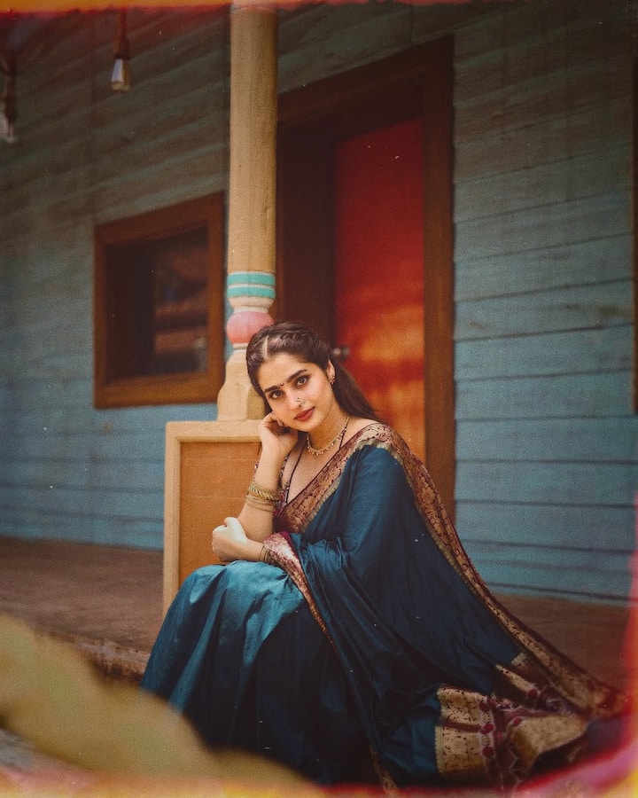 इन तस्वीरों में कभी एक्ट्रेस का देसी लुक देखने को मिलता है. तो कभी वो वेस्टर्न ड्रेस पहनकर हुस्न का जादू बिखेरती नजर आती हैं..