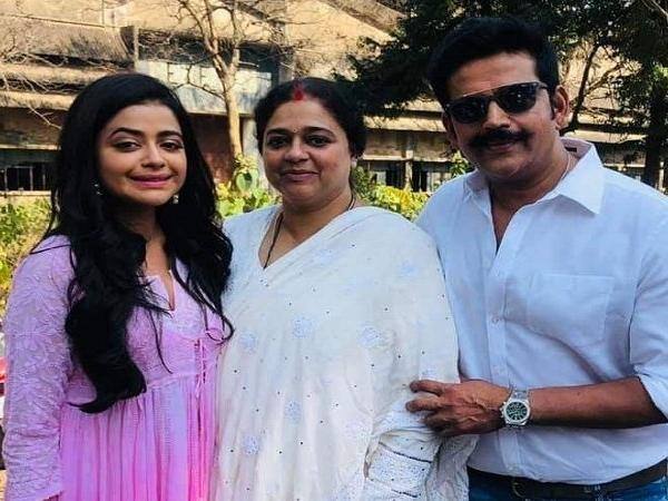 The family of Bhojpuri cinema superstar Ravi Kishan belongs to Kerakat area of ​​Jaunpur district of Uttar Pradesh. He has done brilliant work not only in Bhojpuri but also in Hindi, Telugu, Kannada and Tamil films. Every year he goes to his village and celebrates Chhath Puja with the local people.