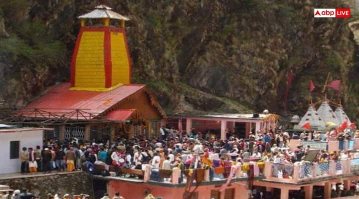 The tradition of closing Yamunotri Dham on Bhai Dooj and opening its doors on Akshaya Tritiya has been going on for years. This tradition not only makes it easier for the devotees to have darshan, but it also helps in performing religious rites.