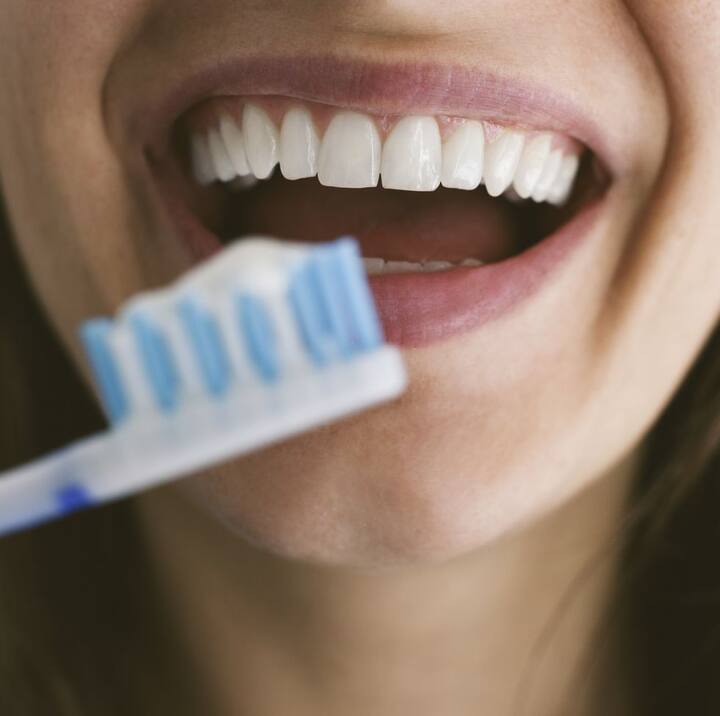 प्रत्येक वेळी तुम्ही ब्रश करताना तुमच्या तोंडातली लाळ, बॅक्टेरिया आणि अन्नाचे कण ब्रशमध्येच राहतात.