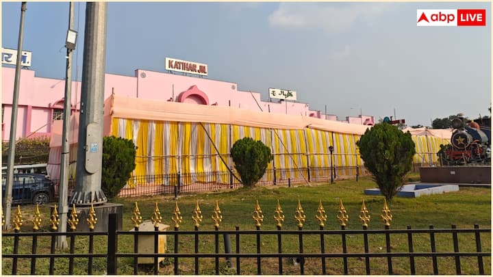 पैसेंजर्स की डिमांड को देखते हुए नियमित ट्रेनों में अतिरिक्त कोच भी जोड़े जा रहे हैं. बिहार और यूपी के 30 प्रमुख स्टेशनों पर होल्डिंग एरिया को मौसमरोधी बनाया गया है, ताकि यात्रियों को ट्रेनों के प्रस्थान से पहले सुविधाजनक प्रतीक्षास्थल मिल सके. बिहार के पटना, दानापुर, राजेंद्र नगर टर्मिनल, सहरसा, दरभंगा, मुजफ्फरपुर, गया, समस्तीपुर, बरौनी आदि तथा उत्तर प्रदेश के गोरखपुर, बलिया और बनारस जैसे स्टेशनों पर ये व्यवस्थाएं की जा रही हैं.