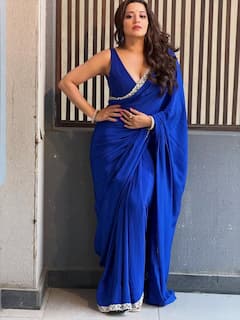 Look: બ્લૂ સાડી, ડીપનેક બ્લાઉઝમાં મોનાલિસાએ ફરી બતાવ્યો દેશી અવતાર, અદા જોઇ ફેન્સ પાગલ