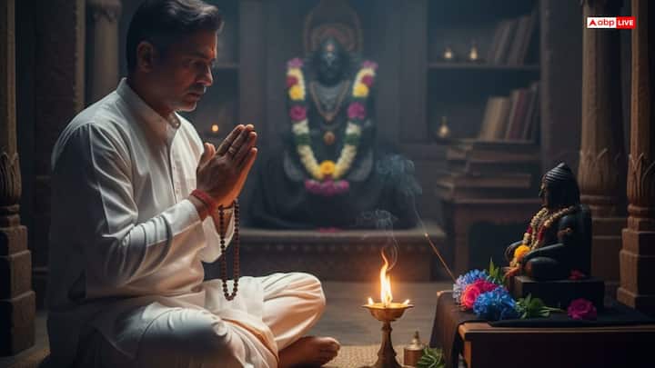 शनिवार को पूजा करें : शनिवार के दिन श्रद्धा से शनिदेव की पूजा करें. इससे साढ़ेसाती और ढैय्या के बुरे असर कम होते हैं. ऐसी मान्यता है कि जो भी दशरथ कृत शनि स्तोत्र का पाठ करता है, उसे शनि की साढ़े साती और शनि  अन्य दोषों से राहत मिलती है.