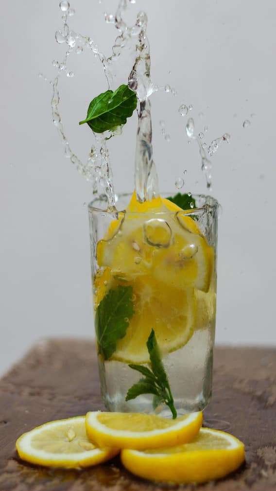 'या' लोकांनी सकाळी लिंबू पाणी पिऊ नये...