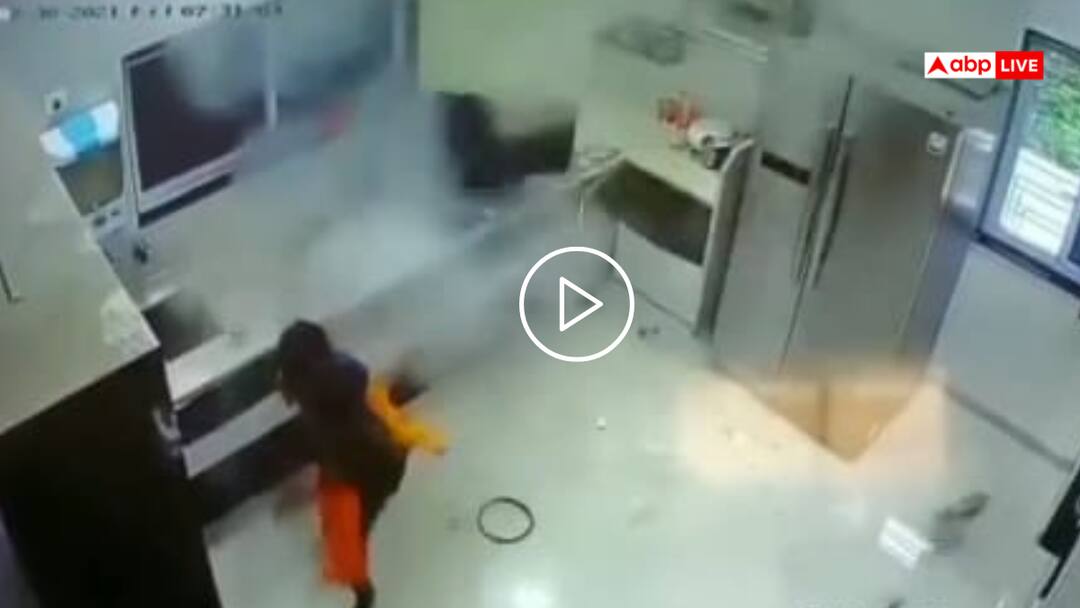 Video: प्रेशर कुकर बन गया बम! सब्जी काट रही थी महिला, अचानक फटा, CCTV में कैद हुआ मंजर A woman was cutting vegetables when her cooker suddenly exploded the incident was captured on CCTV watch viral video Video: प्रेशर कुकर बन गया बम! सब्जी काट रही थी महिला, अचानक फटा, CCTV में कैद हुआ मंजर