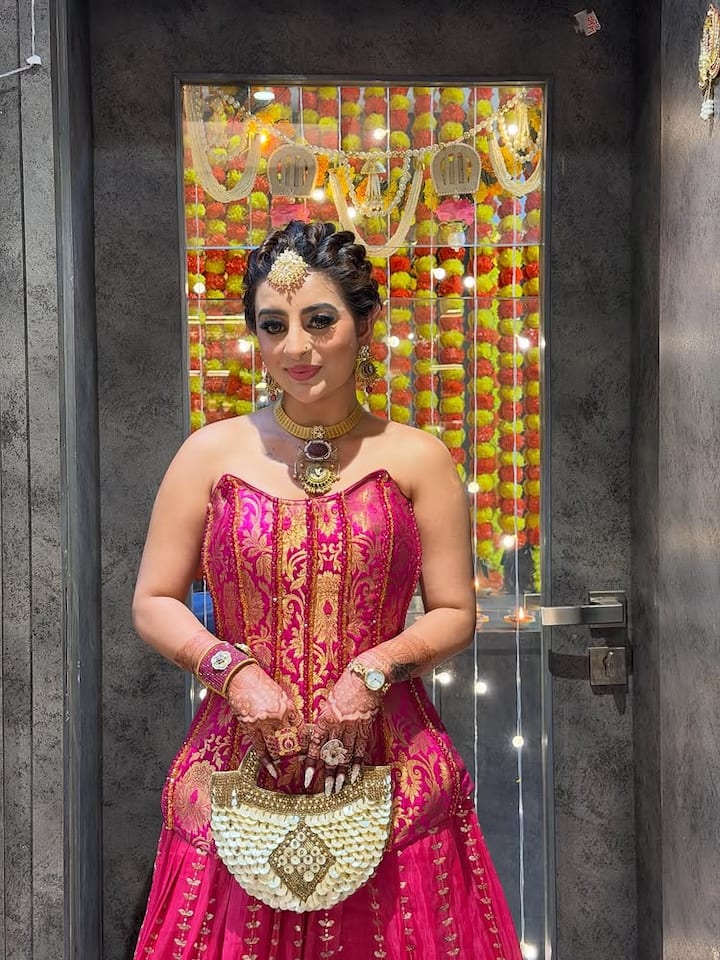 अभिनेत्री का सुडौल फिगर और हॉटनेस किसी को भी दीवाना बना सकती है। उनकी तस्वीरें सोशल मीडिया पर धूम मचा रही हैं।