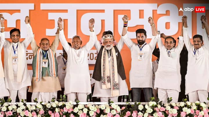 पीएम मोदी ने जनसभा में मौजूद लोगों से अपने मोबाइल फोन की लाइट जलाने को कहा और राजद पर कटाक्ष करते हुए कहा, ‘जब सभी लोगों के पास ऐसे आधुनिक उपकरण उपलब्ध हैं, तो लालटेन की कोई जरूरत नहीं है. वहीं, विपक्षी इंडिया गठबंधन का नेतृत्व ऐसे लोग कर रहे हैं जो जमानत पर छूटे हुए हैं.’ उन्होंने बिहार में महागठबंधन पर कटाक्ष करते हुए कहा कि सहयोगियों के बीच झगड़े से पता चलता है कि यह गठबंधन नहीं, बल्कि एक 'लठबंधन' है. जबकि NDA अपनी एकजुटता के साथ एक विपरीत तस्वीर पेश करता है.’