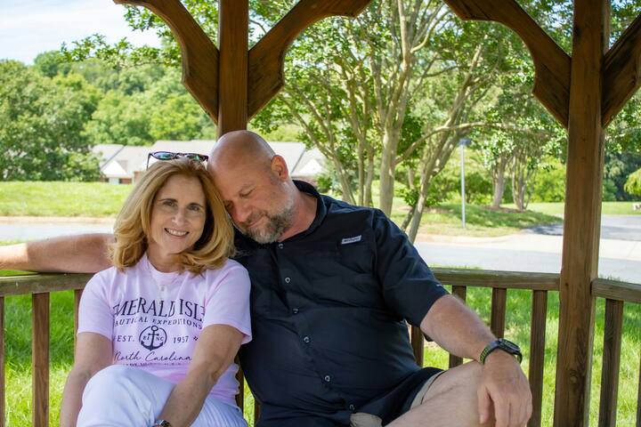 लग्नानंतर स्त्रीने माहेरचे रहस्य किंवा सासरच्या घरातील वाईट गोष्टी नवऱ्याला सांगू नयेत.अशा गोष्टींमुळे नवरा-बायकोमध्ये मतभेद निर्माण होऊ शकतात.