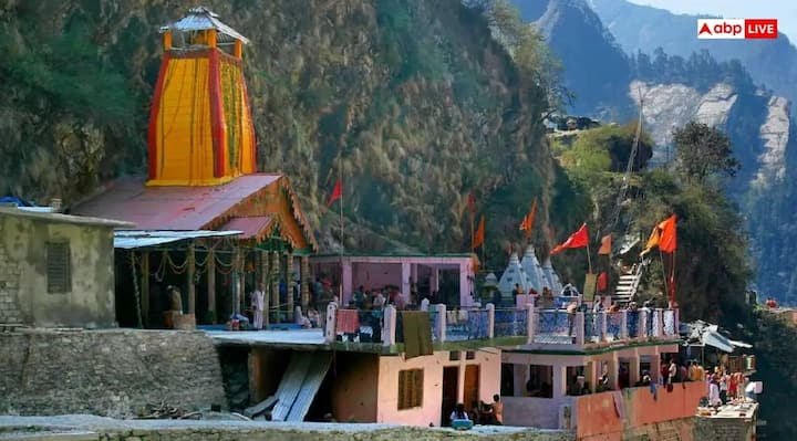 The doors of the world famous Yamunotri Dham were closed on the day of Bhai Dooj as per the Ascendant. Yesterday on 23rd October at 12:30 pm the doors closed for winter. Now after this the doors will be opened again next year on the day of Akshaya Tritiya.