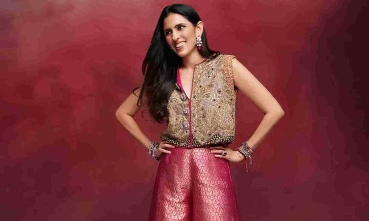 Apart from these, Banarasi fabric has always been considered traditional and a symbol of royalty, but this time it has also got a modern twist. This time on Diwali, Shloka Mehta has surprised everyone by wearing Banarasi brocade pants and sleeveless jacket.