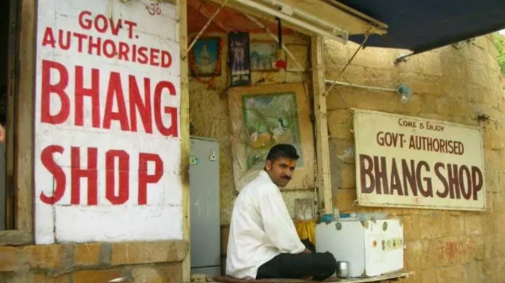 सरकार से लाइसेंस लिए बिना, भांग या उससे बनी ठंडाई को व्यावसायिक तौर पर नहीं बेचा जा सकता.