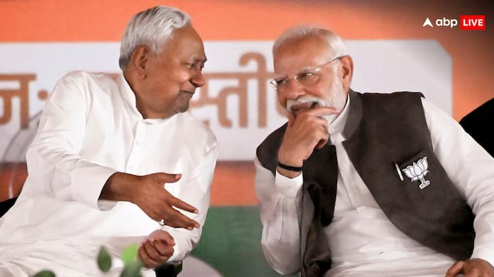 PM मोदी ने मुख्यमंत्री नीतीश कुमार की प्रशंसा की और कहा, ‘कुमार पिछले 20 सालों से (बीच में कुछ महीने छोड़कर) बिहार में एनडीए सरकार के मुख्यमंत्री हैं. वह 2005 में सत्ता में आए, लेकिन उनके कार्यकाल का लगभग एक दशक, केंद्र में कांग्रेस के नेतृत्व वाली UPA सरकार के कारण बाधित रहा, जिसे RJD की ओर से लगातार ब्लैकमेल किया गया कि अगर बिहार में राजग सरकार को सहयोग दिया गया तो राजद समर्थन वापस ले लेगा.’