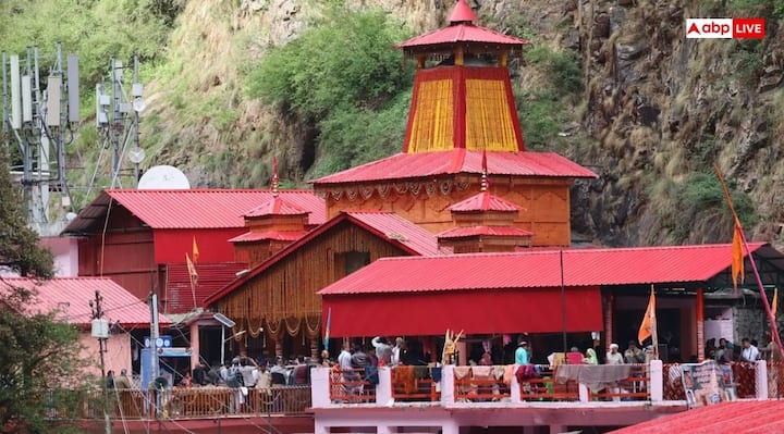 Every year on the occasion of Bhai Dooj, the doors of Yamunotri Dham are closed. This time also the door was closed as per tradition. After this, now Mother Yamuna can be seen in Khushimath.