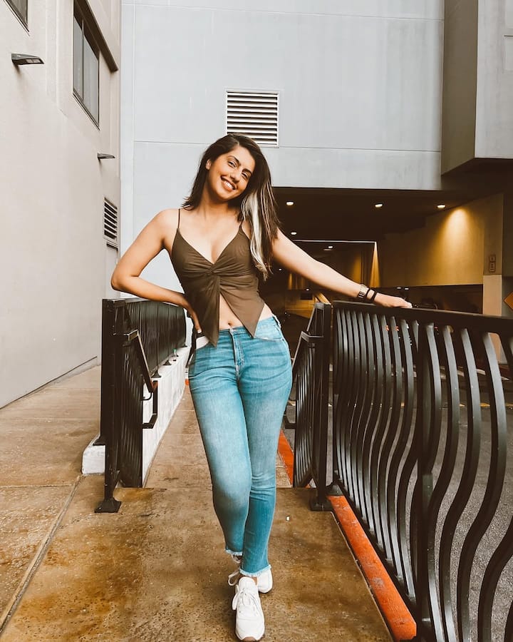 She is often seen giving glimpses of her excellent dressing sense on her social accounts.