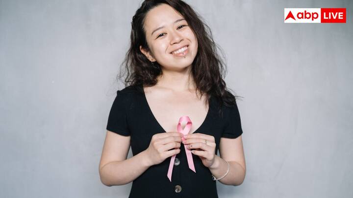 पूरी दुन‍िया की तरह भारत में भी ब्रेस्ट कैंसर की बीमारी महिलाओं में सबसे आम कैंसर के रूप में सामने आ रही है. ऐसे में जरूरी है कि महिलाएं समय रहते ब्रेस्ट कैंसर के शुरुआती लक्षणों को पहचानें.