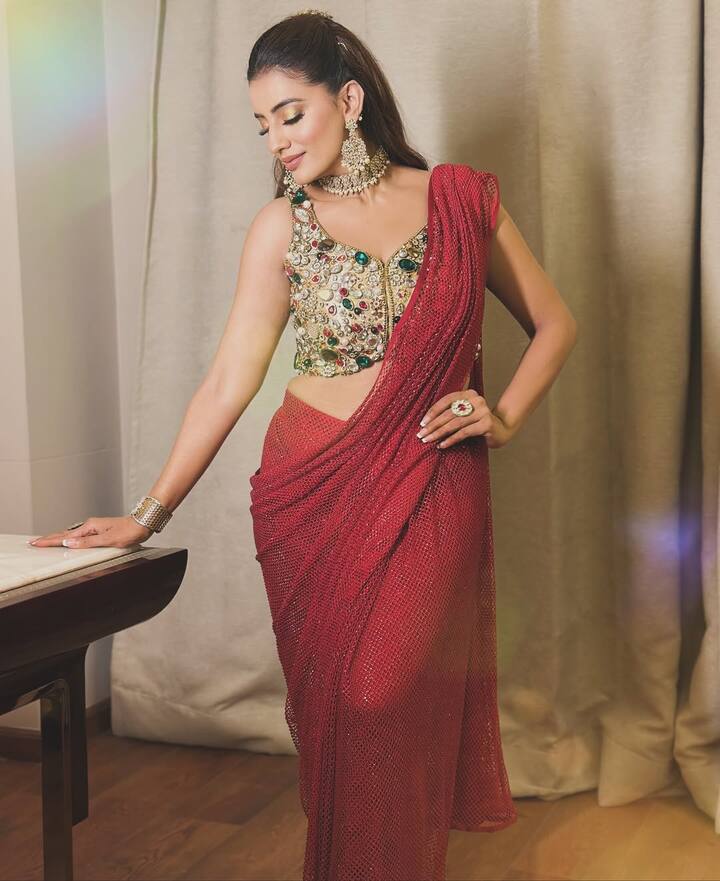 अगर आप इस छठ पूजा में ट्रेडिशनल के साथ ग्लैम लुक चाहती है तो अक्षरा का ये लुक एकदम परफेक्ट है.