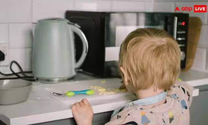 ਵਿਸ਼ਵ ਸਿਹਤ ਸੰਗਠਨ ਅਤੇ ਕੈਂਸਰ ਖੋਜ ਸੰਸਥਾ ਦੇ ਅਨੁਸਾਰ, ਇਸ ਗੱਲ ਦਾ ਕੋਈ ਸਬੂਤ ਨਹੀਂ ਹੈ ਕਿ ਮਾਈਕ੍ਰੋਵੇਵ ਵਿੱਚ ਖਾਣਾ ਗਰਮ ਕਰਨ ਨਾਲ ਕੈਂਸਰ ਹੋ ਸਕਦਾ ਹੈ। ਮਾਈਕ੍ਰੋਵੇਵ ਦੁਆਰਾ ਨਿਕਲਣ ਵਾਲਾ ਰੇਡੀਏਸ਼ਨ ਸਿਰਫ ਭੋਜਨ ਗਰਮ ਕਰਨ ਲਈ ਹੁੰਦਾ ਹੈ ਅਤੇ ਭੋਜਨ ਨੂੰ ਰੇਡੀਓਐਕਟਿਵ ਨਹੀਂ ਬਣਾਉਂਦਾ। ਹਾਲਾਂਕਿ, ਕੁਝ ਗਲਤੀਆਂ ਘਾਤਕ ਹੋ ਸਕਦੀਆਂ ਹਨ।