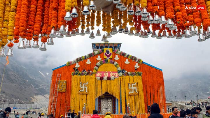 श्री केदारनाथ धाम के कपाट गुरुवार सुबह श्रद्धालुओं के लिए बंद कर दिए गए है. बाबा केदार की डोली मंत्रोच्चार और गढ़वाल राइफल्स बैंड की मधुर धुनों के बीच उखीमठ स्थित ओंकारेश्वर मंदिर के शीतकालीन गद्दीस्थल के लिए रवाना हो गई है. अब चार धामों में से तीन धामों के कपाट आधिकारिक रूप से शीतकाल के लिए बंद कर दिए गए है.
