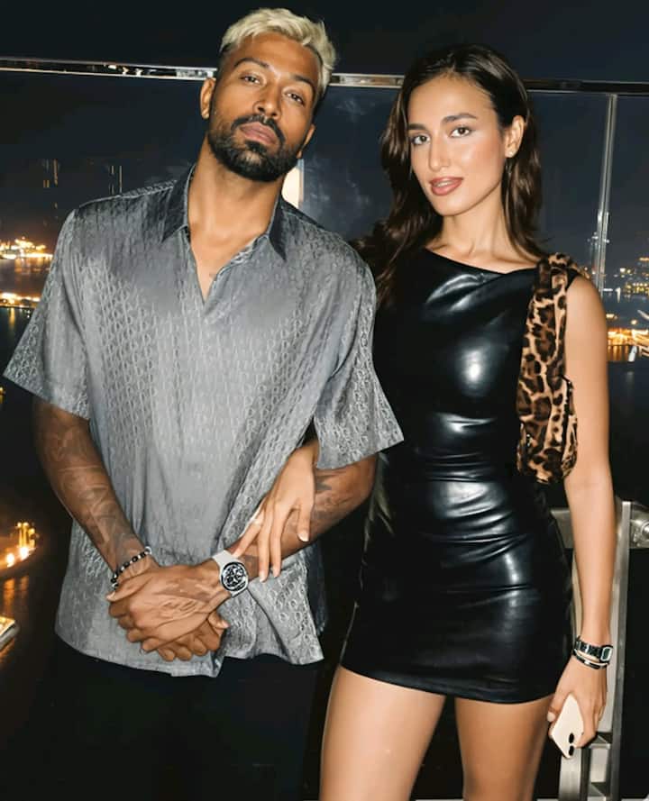 क्रिकेटर हार्दिक पंड्या अपनी एक्स वाइफ से तलाक के बाद इन दिनों अपनी गर्लफ्रेंड माहिका शर्मा संग रिलेशनशिप को लेकर चर्चा में हैं.