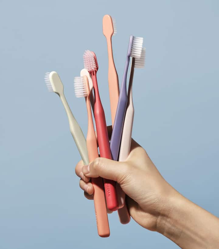 जर तुमच्या ब्रशचे ब्रिसल्स वाकलेले किंवा झिजलेले असतील तर त्यापूर्वीच नवीन ब्रश घ्या किंवा दर 3-3 महिन्यांनी तुमचा टूथब्रश बदला.