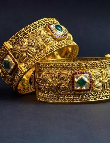 ਆਰਥਿਕ ਅਨਿਸ਼ਚਿਤਤਾ ਦੇ ਵਿਚਕਾਰ ਸੋਨੇ ਦੀ ਵਿਕਰੀ ਅਕਸਰ ਵਧਦੀ ਹੈ। ਰਾਸ਼ਟਰਪਤੀ ਡੋਨਾਲਡ ਟਰੰਪ ਦੁਆਰਾ ਦੁਨੀਆ ਭਰ ਵਿੱਚ ਆਯਾਤ 'ਤੇ ਟੈਰਿਫ ਲਾਉਣ, ਮਹਿੰਗਾਈ ਬਾਰੇ ਵਧਦੀਆਂ ਚਿੰਤਾਵਾਂ ਤੇ ਹਫ਼ਤਿਆਂ ਤੋਂ ਚੱਲ ਰਹੇ ਅਮਰੀਕੀ ਸਰਕਾਰ ਦੇ ਸ਼ੱਟਡਾਊਨ ਨੇ ਜ਼ਿਆਦਾਤਰ ਨਿਵੇਸ਼ਕਾਂ ਨੂੰ ਸੋਨੇ ਵੱਲ ਮੋੜਿਆ।